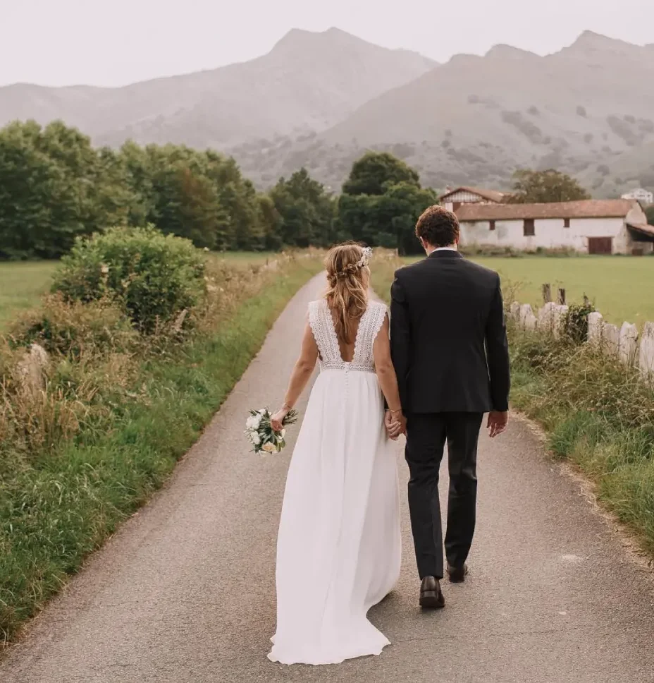 Couple de mariés célébrant leur mariage